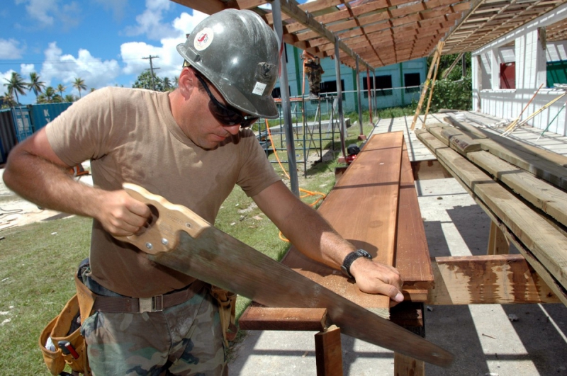 charpentier-SEILLANS-min_worker_construction_building_carpenter_male_job_build_helmet-893290